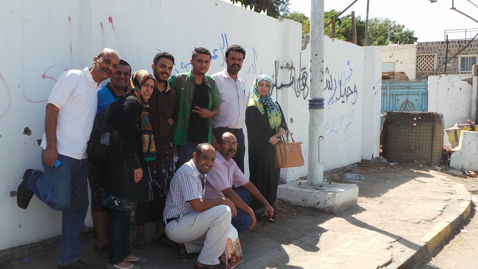 السلطات الأمنية بعدن تفرج عن الاعلامي أحمد شوقي بعد اعتقال دام "5" أيام 2 احمد شوقي مع ناشطين بعد الافراج عنه