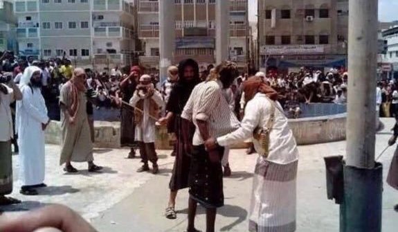 القاعدة يجلد مواطن على مؤخرته