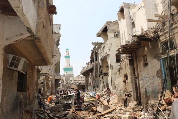 "صور" تكشف حجم الدمار الذي خلفه قصف طيران التحالف السعودي في سوق الهنود بالحديدة (احصائيات وارقام) 3 قصف سوق الهنود الحديدة