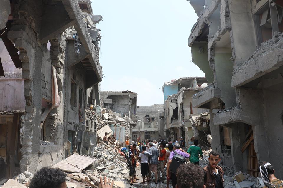 "صور" تكشف حجم الدمار الذي خلفه قصف طيران التحالف السعودي في سوق الهنود بالحديدة (احصائيات وارقام) 5 قصف سوق الهنود الحديدة