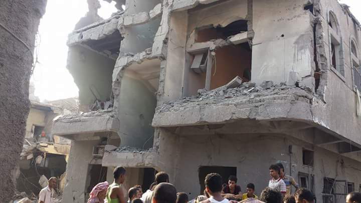 "صور" تكشف حجم الدمار الذي خلفه قصف طيران التحالف السعودي في سوق الهنود بالحديدة (احصائيات وارقام) 6 قصق سوق الهنود الحديدة