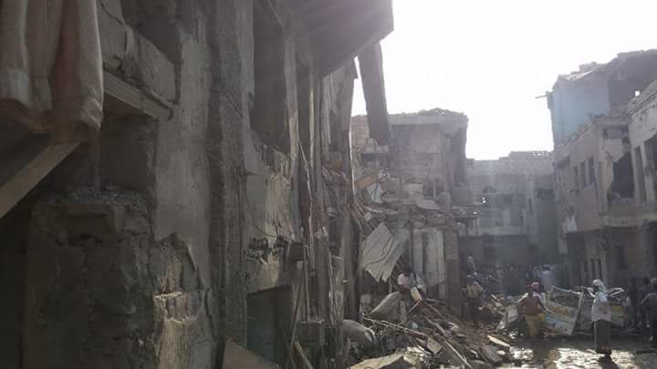 "صور" تكشف حجم الدمار الذي خلفه قصف طيران التحالف السعودي في سوق الهنود بالحديدة (احصائيات وارقام) 7 قصف سوق الهنود الحديدة8