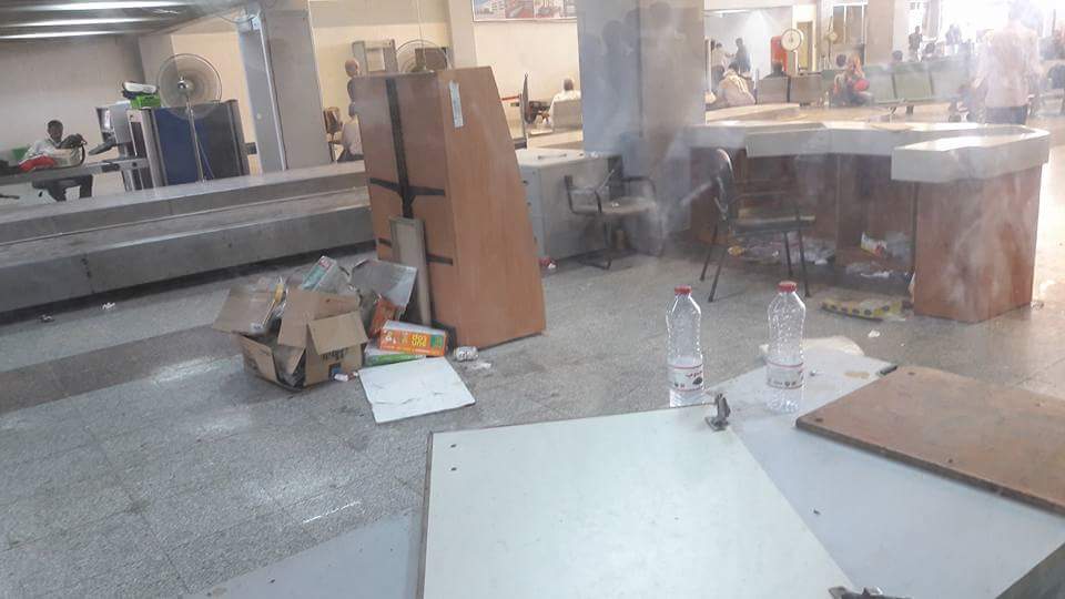 تكدس الملفات في مكتب بمطار عدن